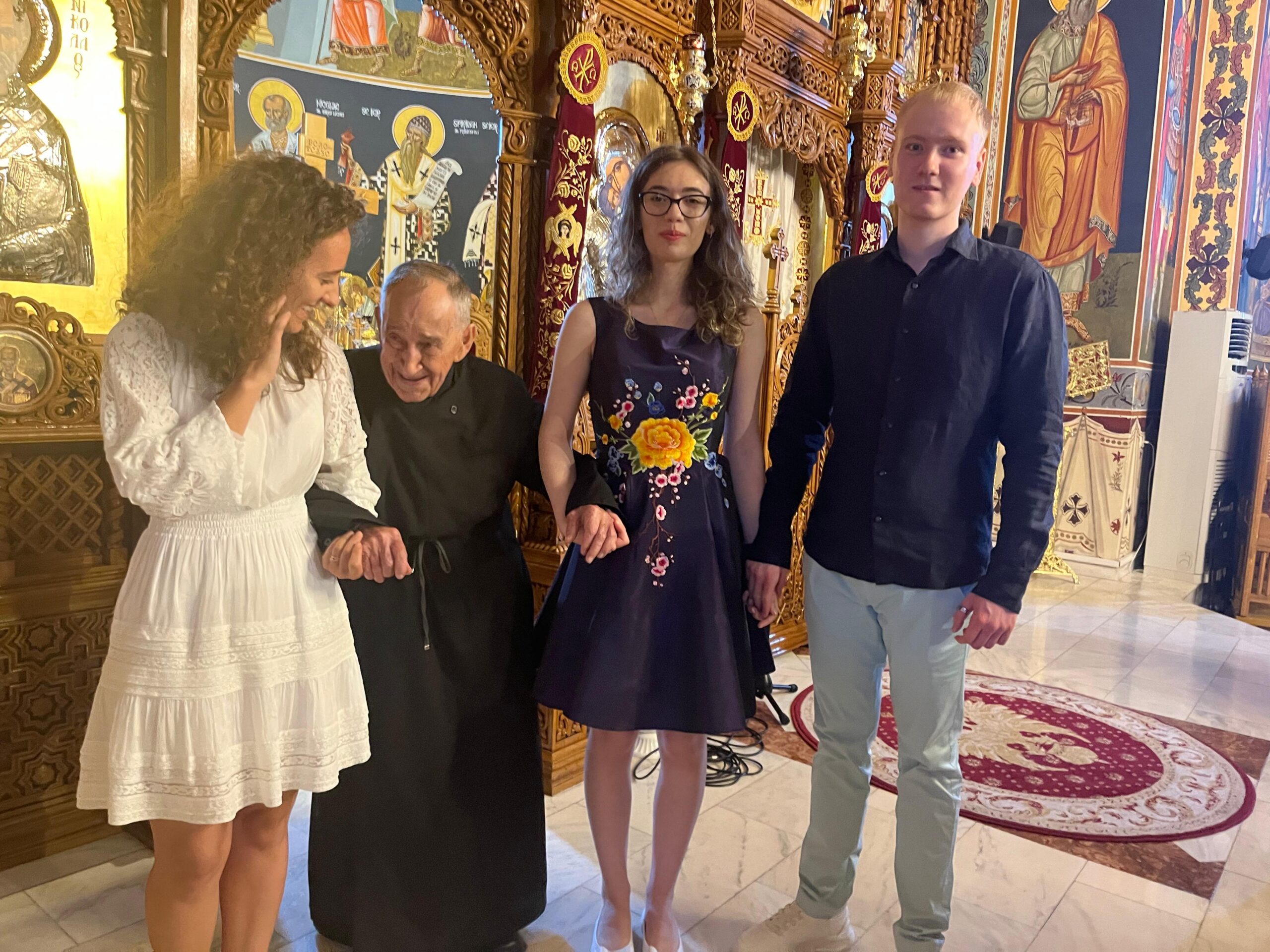 Părintele Valeriu cu Adriana, Denisa și Andrei. 9 August 2026